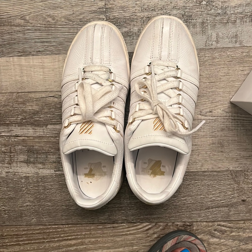 Tennis shoes